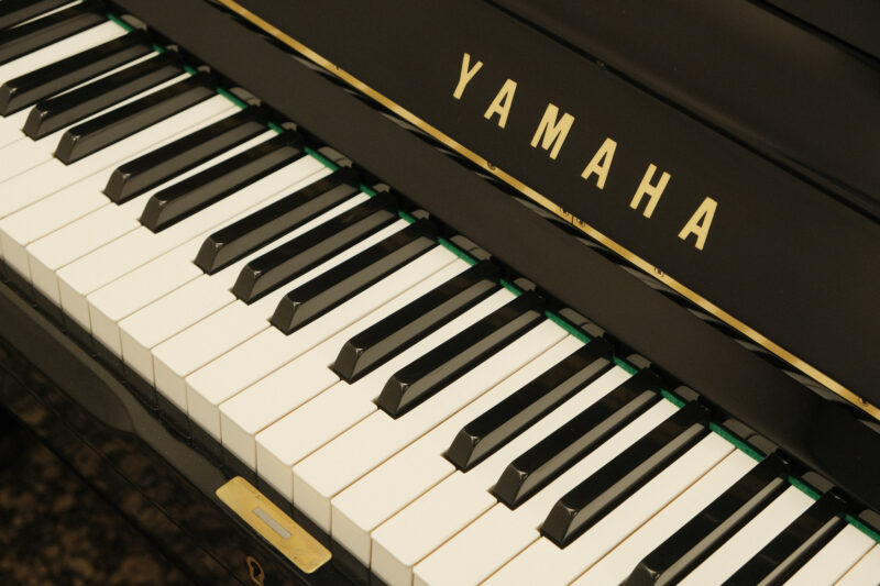 Piano Yamaha U1H keys close up