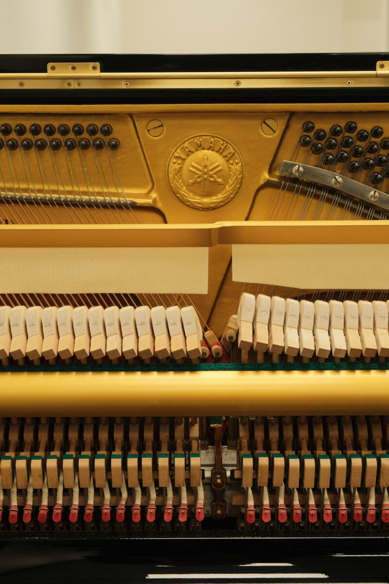 Piano Yamaha U1H closeup action